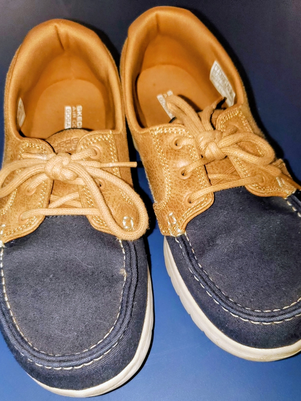 Skechers Womens Navy and Tan Loafers / Sz 7